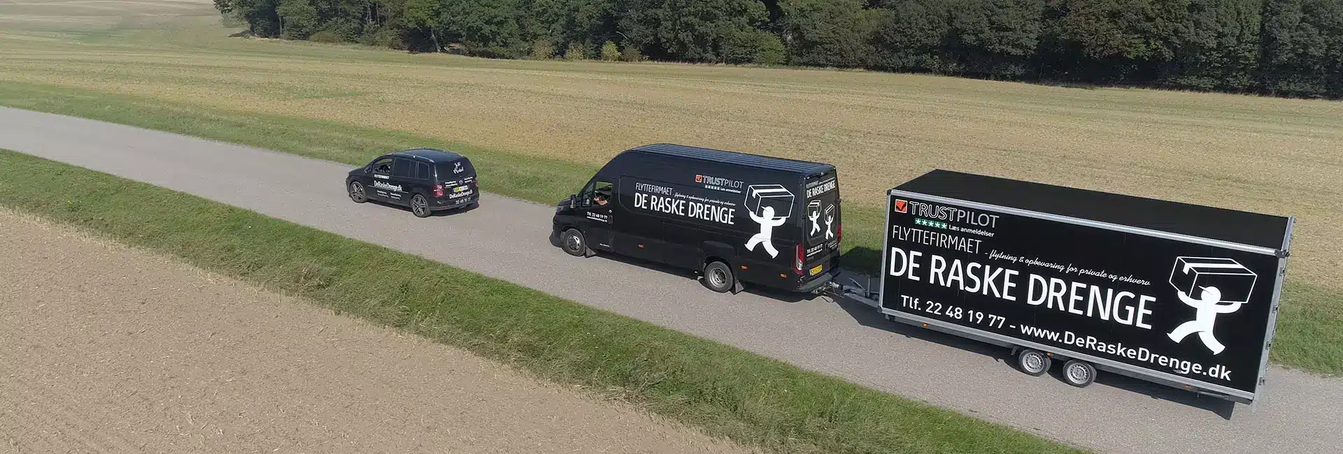 Personbil og varevogn med trailer tilhørende flyttefirmaet De Raske Drenge